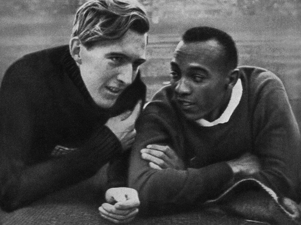 A német Luz Long és Jesse Owens a berlini olimpián (Fotó: AFP)