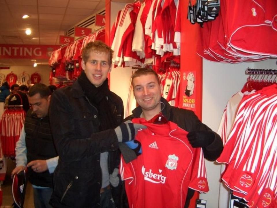 Gulácsi BVSC-s nevelőedzője, Pallagi Péter látogatóban Liverpoolban (Forrás: Hernády András)