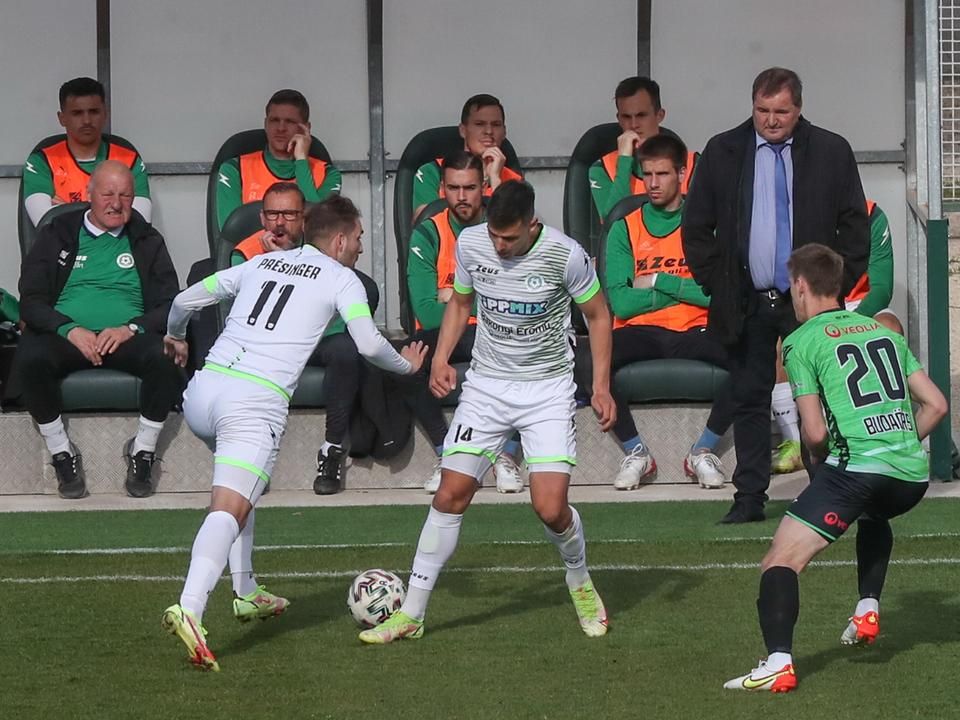 A korábbi MÁV-játékos, Remili Mohamed (fehérben) egy félidőt kapott Szolnokon (Fotó: Nagy Balázs/Új Néplap)