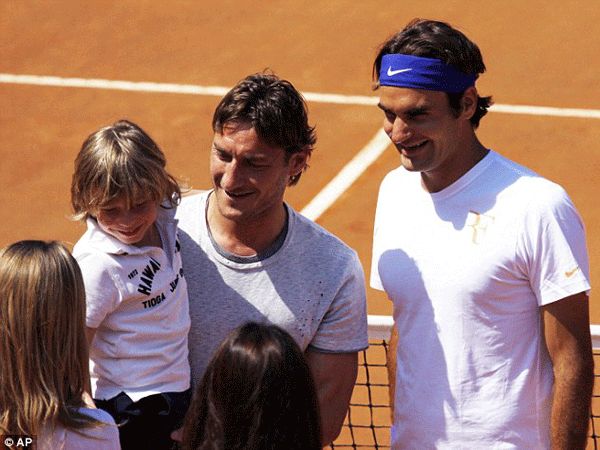 Federerrel is lespannolt a Totti família (Fotó: Dailymail.co.uk)