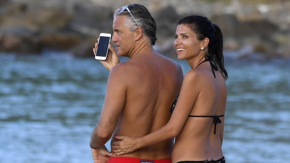 Rejtélyes barna szépség mellett tűnt fel Mancini (Fotó: tuttosport.com)