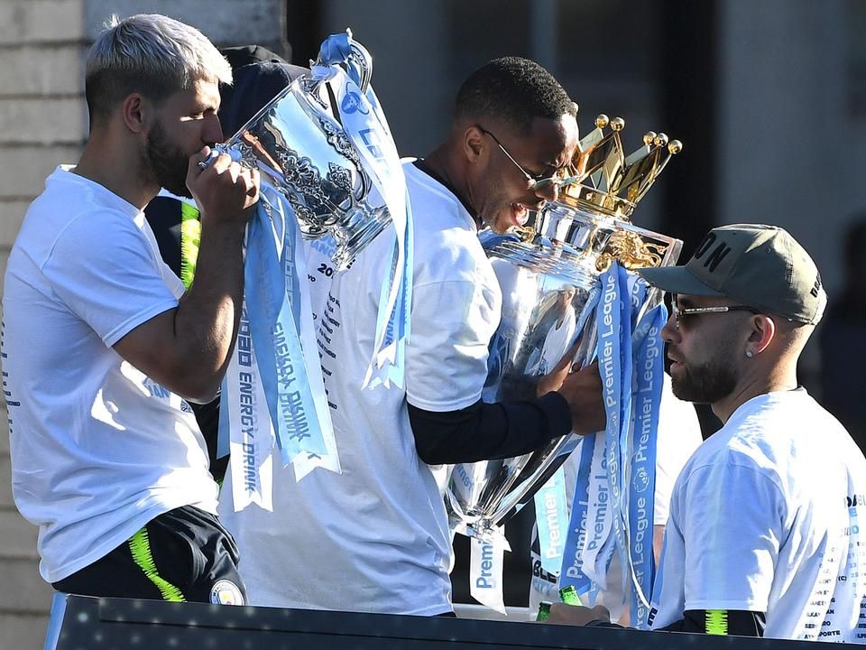 Manchester City-parádé: Raheem Sterling a PL-serleget fogja, Sergio Agüero a Ligakupából iszik (Fotó: AFP)