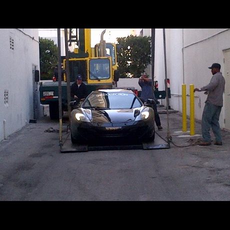 A 2012 McLaren MP4-12C helyszínre szállítása (Fotó: TMZ)