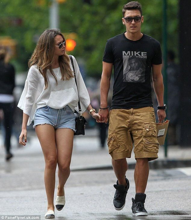 Új klub, új szerelem, új élet: Mandy Capristo és Mesut Özil (Forrás: Daily Mail)