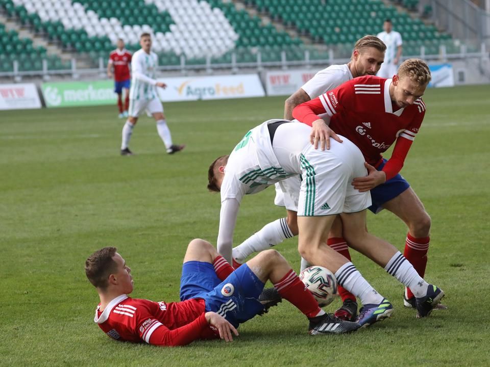 A Vasas védői olykor mindent bevetettek, hogy megússzák a meccset kapott gól nélkül   (Fotók: Kisalföld)