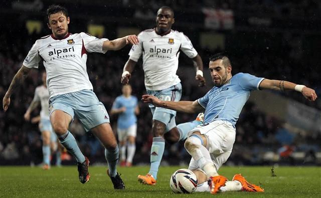 Álvaro Negredo (jobbra) mesterhármasig jutott a West Ham United ellen (Fotó: reuters)