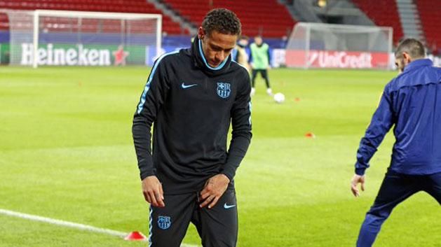 Neymar az ágyékát fájlalva ballagott le a pályáról a keddi edzésen (Fotó: fcbarcelona.com)