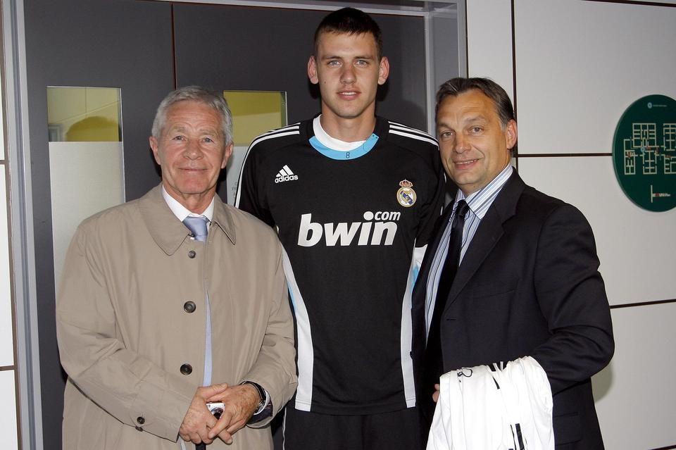 Ádám Szalai, who was playing in Castilla at the time, presented a Real Madrid jersey to Viktor Orbán in 2008 at the training center of Real (left: György Mezey, the then professional leader of the Puskás Academy)
