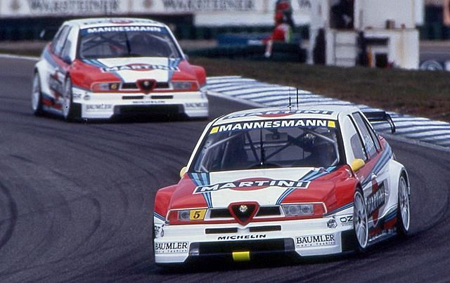 Alfa Romeók a DTM-ben az 1990-es évekből a legendás festéssel