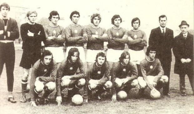 Az ifjúsági válogatott tagjaként (az alsó sorban balról a negyedik, kettővel mellette Nyilasi Tibor)