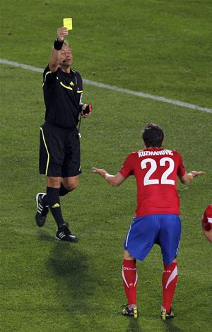 Sorsdöntő pillanat: Kuzmanovics (22) 
sárga lapot kap kezezése után (Fotó: Reuters)