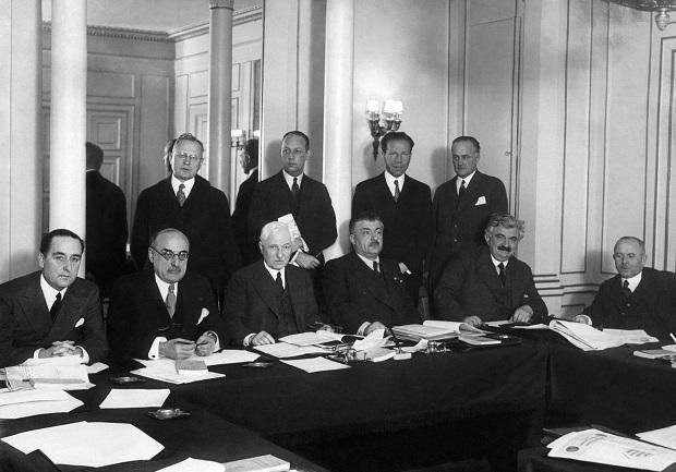 1934: Jules Rimet az asztaltársaság közepén a FIFA megalapításának 30. évfordulóján