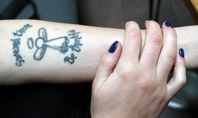 Bal alkarján az emlékeztető tetoválás: valaki fenn figyelt rá, s hálával tartozik neki (Fotó: Földi Imre)