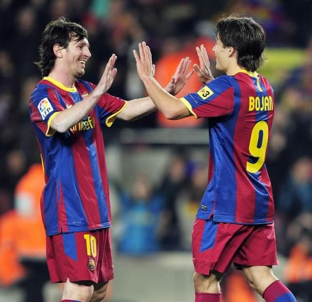 Krkic itt még Barca-mezben pacsizik Messivel – 2010-ben (Fotó: AFP)