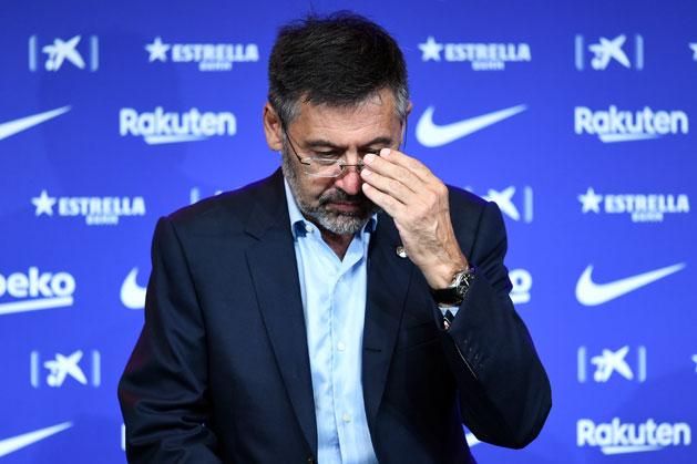 Josep Maria Bartomeu törheti a fejét… (Fotó: AFP)