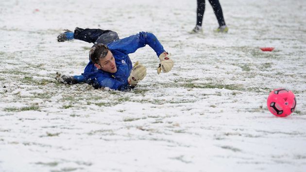 Michael Esser, a második ligás Bochum kapusa vetődik a „füvön”.