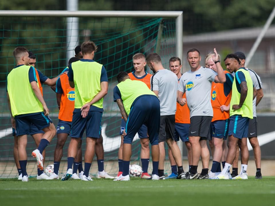 Dárdai Pál eligazítja a Hertha játékosait (Fotó: AFP)
