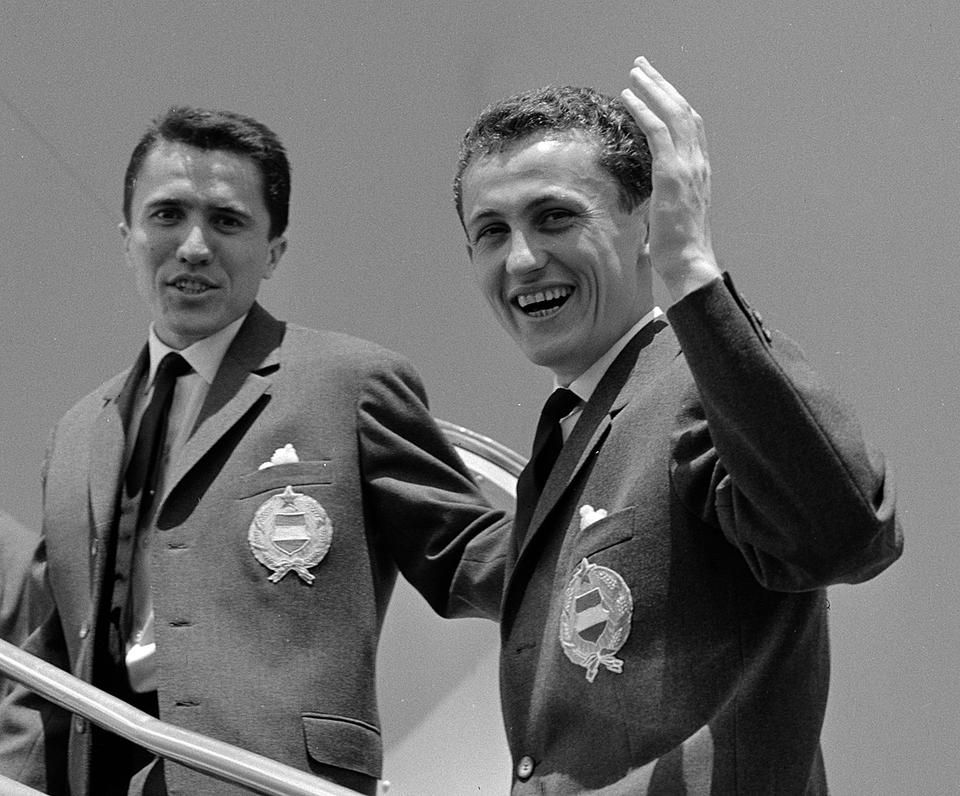 Rákosi Gyula és Albert Flórián az 1962-es chilei világbajnokságra tartó repülőgép lépcsőjén (Fotó: MTI)