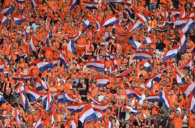 A holland válogatott mérkőzésein narancssárga színbe borítják a lelátót a csapat szurkolói (Fotó: AFP)