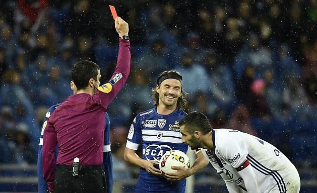 Yannick Cahuzac (kék mezben) a Lyon elleni őszi meccsen kapta az idénybeli első piros lapját (Fotó: AFP)