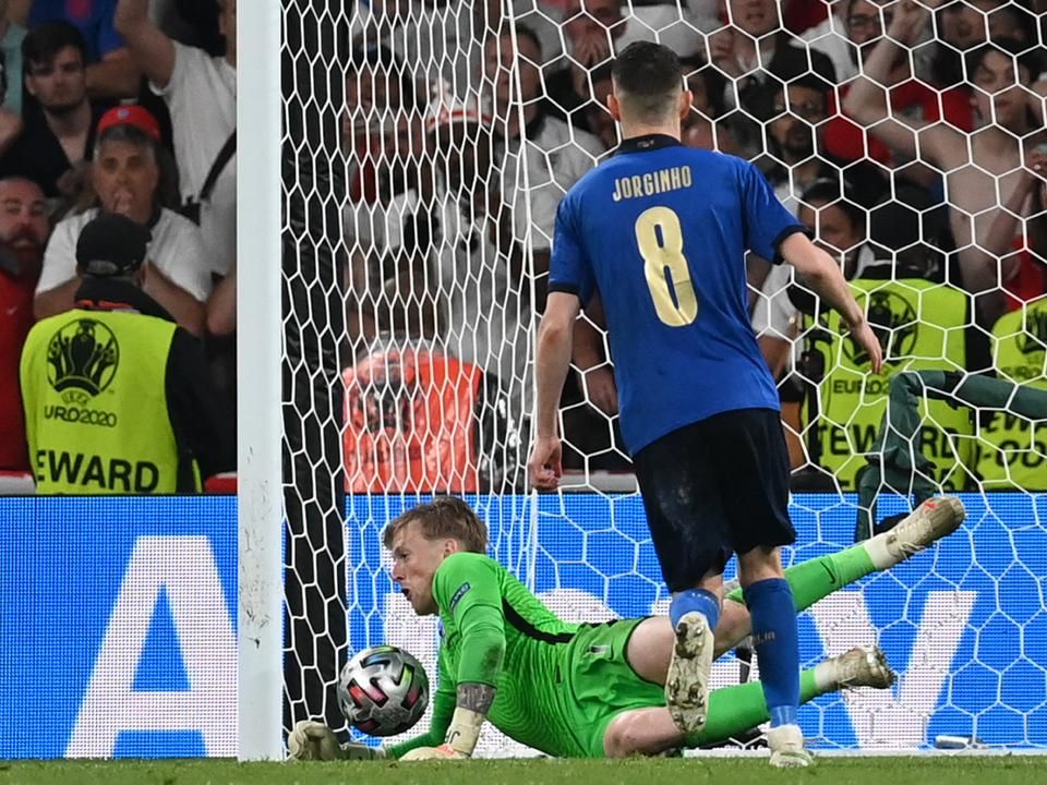 Az angolok kapusa Jordan Pickford az utolsó pillanatig kivárt, ezzel hibázásra kényszerítette az olasz Jorginhót (Fotó: AFP)