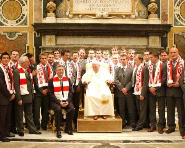 II. János Pál fogadja a Cracovia futballcsapatát (Fotó: Sportow Cracovia)