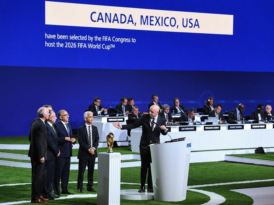 Sporttörténelmi pillanat: Gianni Infantino (jobbra) FIFA-elnök bejelenti, hogy három ország – Egyesült Államok, Kanada, Mexikó – rendezi a 2026-os világbajnokságot (Fotó: AFP)