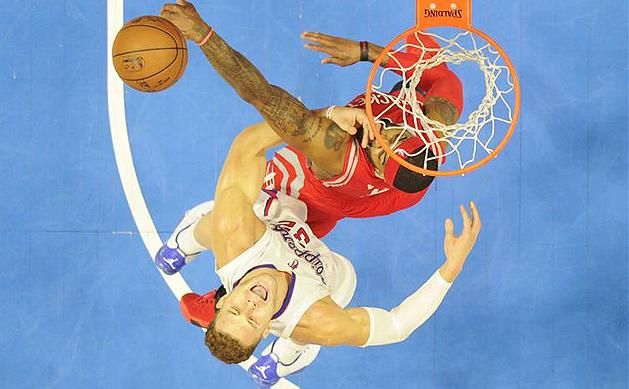 Blake Griffin (Clippers, balra) és Josh Smith (Houston) küzdelme a palánk alatt (Fotó: Reuters)