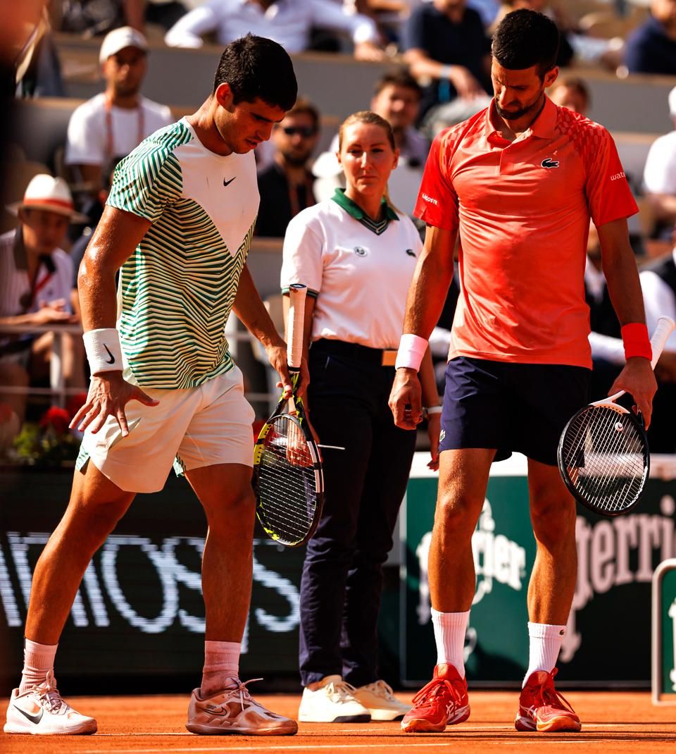 A múlt héten még Carlos Alcaraz (balra) volt a világelső, hétfőtől már az őt a Roland Garros elődöntőjében kiejtő Novak Djokovics (jobbra) (FOTÓ: GETTY IMAGES)