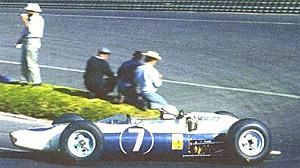 John Surtees a kék-fehér Ferrarival