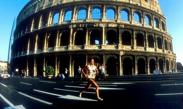 A maratoni futás útvonala történelmi díszletek között kanyargott: a Colosseum előtt húz el a női győztes, a portugál Rosa Mota