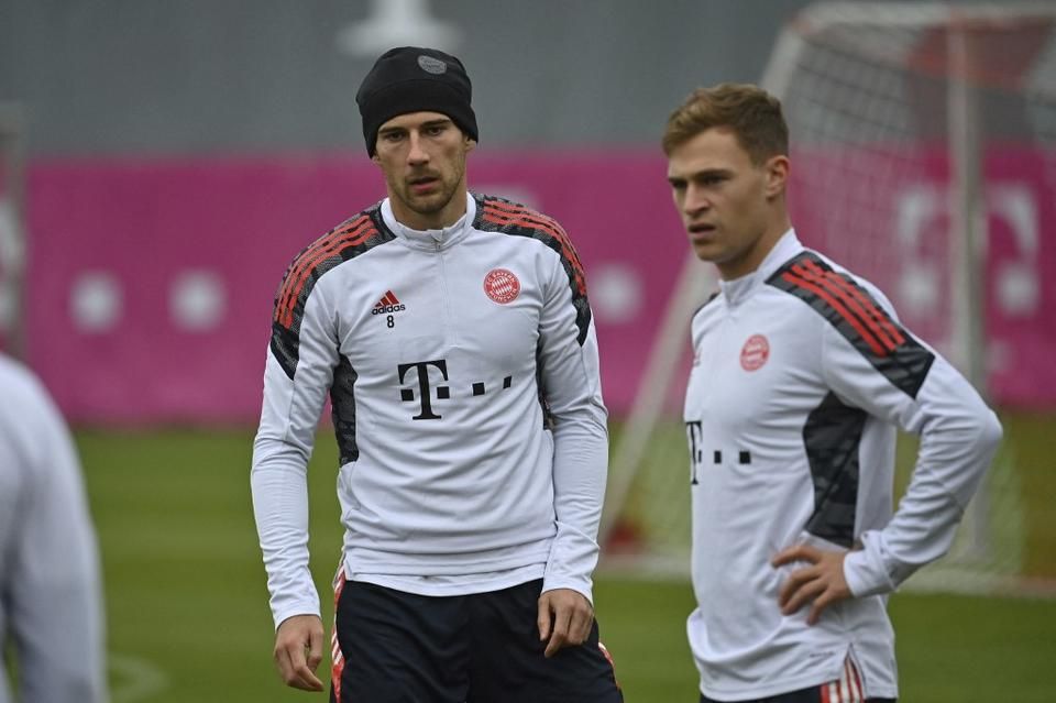 Leon Goretzkának és Joshua Kimmichnek teljesen új mozgásirányokat kellett megtanulniuk, de ez igaz a Bayern teljes keretére (Fotó: AFP)