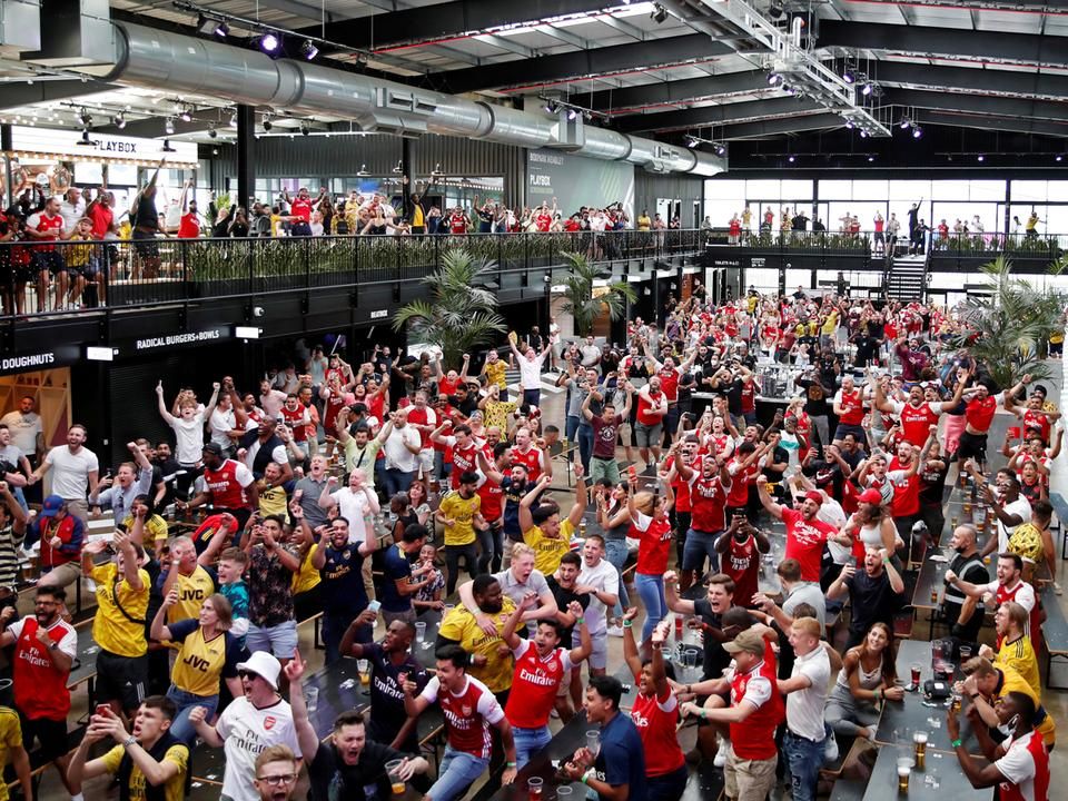 Hiába a figyelmeztetés, az Arsenal-szurkolók együtt ünnepeltek (Fotó: Reuters)