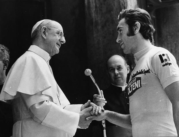 1974: a vatikáni rajt előtt a belga Eddy Merckx kezet fogott VI. Pál pápával