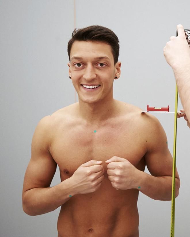 Mesut Özilről méretet vesznek a viaszszoborhoz (Fotók: Madame Tussauds)