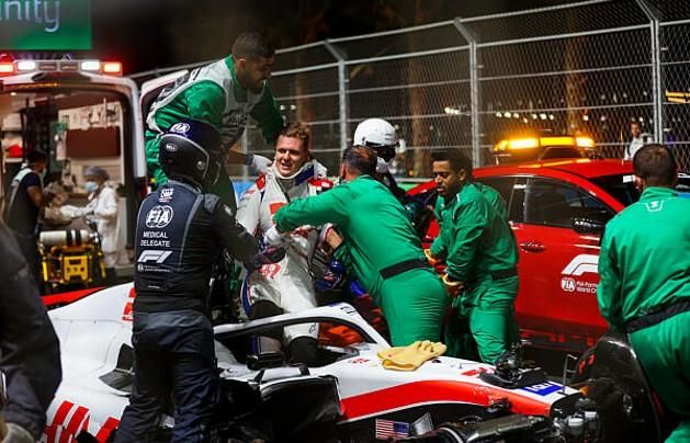 Mick Schumachert ki kellett emelni a rommá tört Haasból (Fotó: DPPI)
