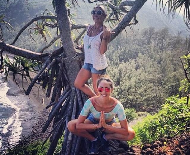 Button és barátnője, Jessica Micsibata Hawaiin kezdték az évet (Fotó: dailymail.co.uk)
