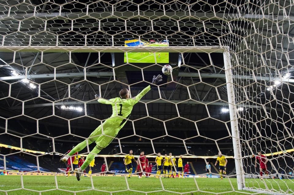 Ronaldo szabadrúgása után a labda a svéd kapuba tart (fotó: AFP)