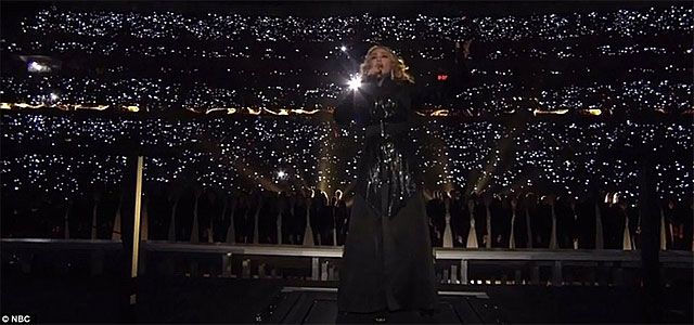 Madonna, háttérben a stadion fényei (Forrás: dailymail.co.uk)