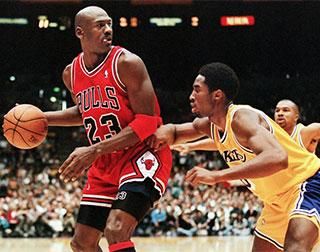 Labdaszerzési kísérlet Michael Jordan ellen (Fotó: AP)