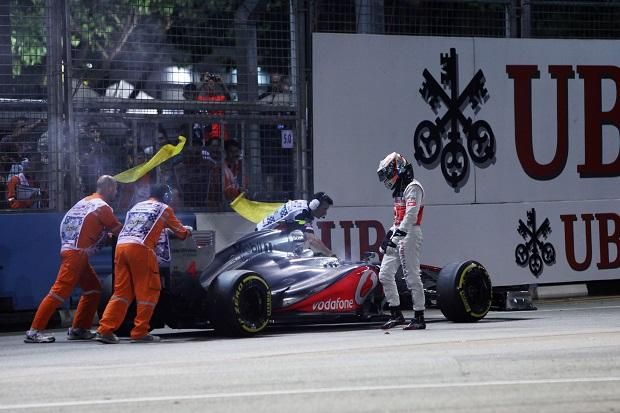 A 2012-es szingapúri futamon az élről esett ki McLarenje technikai hibája miatt – öt nappal később aláírt a Mercedeshez (Fotó: Getty Images)
