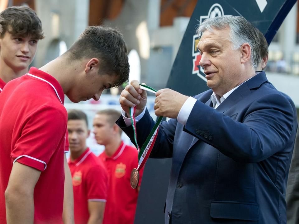 Orbán Viktor akaszt érmet a Budapest Honvéd játékosának nyakába (Fotó: Árvai Károly)
A FOTÓRA KATTINTVA KÉPGALÉRIA NYÍLIK!