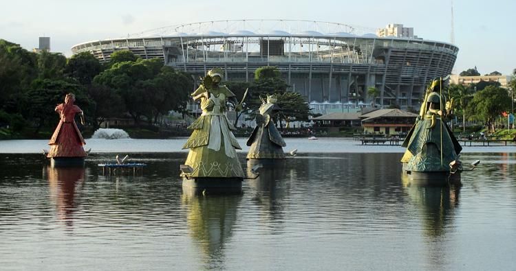 Orishák (az afro-brazil candomblé vallás istenségei) a stadion melletti tavon (Fotó: Alex Hijmans)