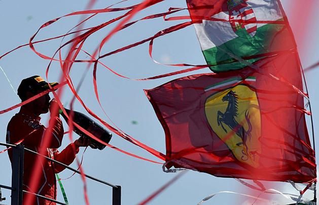 Sebastian Vettel és a Monzában már-már elmaradhatatlan magyar zászló – a német nem aggódik (Fotó: AFP)