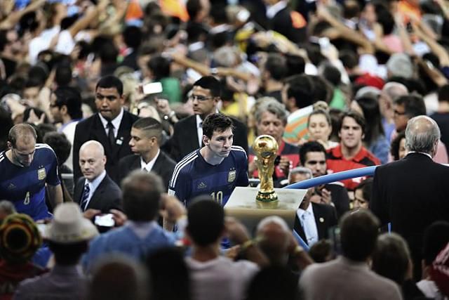 Oly távol vagy tőlem, és mégis közel – Lionel Messi az Év fotója-nyertes képen (Fotó: Pao Taj-liang/Chengdu Economic Daily)