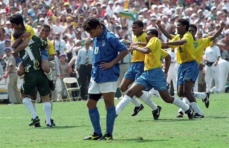 Eldőlt! Brazília a fellegekben, Roby Baggio  meg letargiában az elhibázott 11-ese után (Fotók: Action Images)