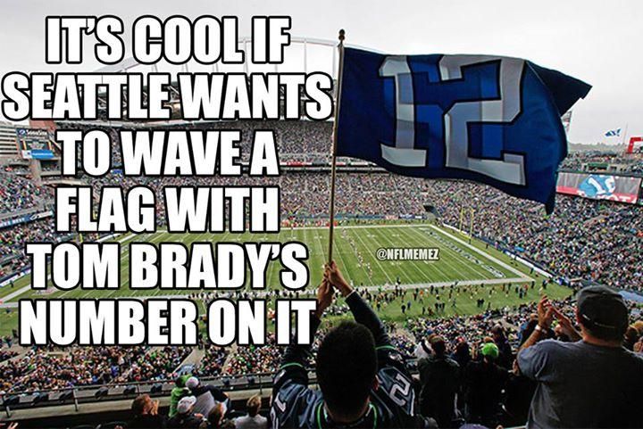 Azért a bostoniakat sem kell félteni. „Elég menő, hogy a Seattle szurkolói olyan zászlót akarnak lengetni, amelyen
 Tom Brady mezszáma van” (szerk: a Seahawks-fanok beceneve a 12. ember. Fotó: NFL Memez)