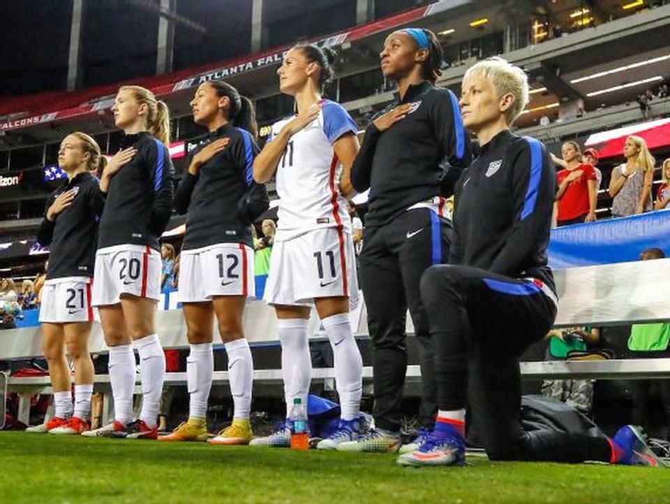 Rapinoe féltérdre ereszkedve hallgatja az amerikai himnuszt (Fotó: Getty)