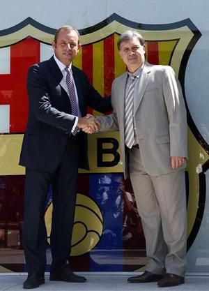 Sandro Rosell (balra) fogadja az új vezetőedzőt