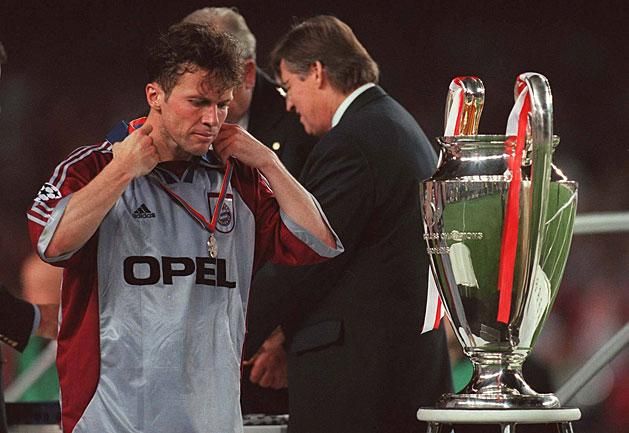 1999. május 26., BL-döntő. A Bayern München 80 percen keresztül lefutballozta a Manchester Unitedet a barcelonai BL-döntőben, Ottmar Hitzfeld vezetőedző azonban elkövette pályafutása egyik legnagyobb hibáját: a 80. percben, 1–0-s bajor vezetésnél lecserélte Lothar Matthäust... A hajrában összeroppant a Bayern a nyomás alatt, a 90+1., majd a 90+3. percben gólt szerzett az ellenfél, a legendás játékos a második, egyben utolsó BEK-/BL-döntőjét is elbukta (Fotó: Imago Images)